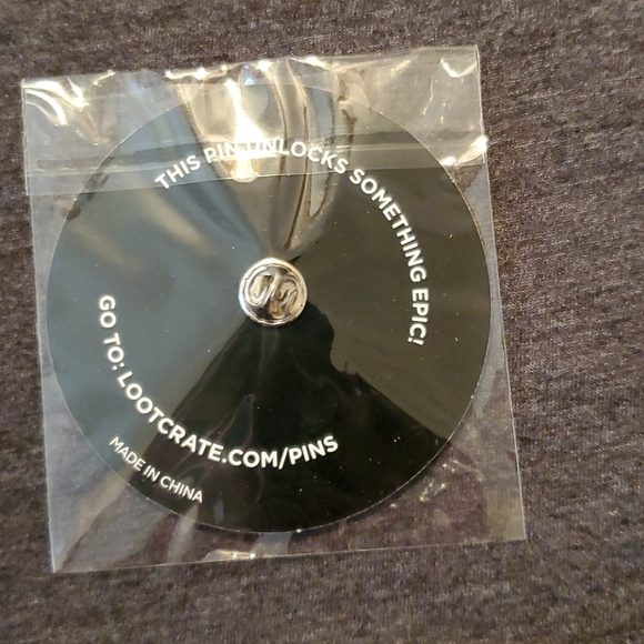 Alien vs Predator Pin - Picture 2 of 2